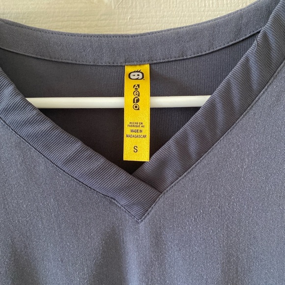 AERO Grey Scrub Top | Women’s Small | V-Neck - Picture 2 of 4